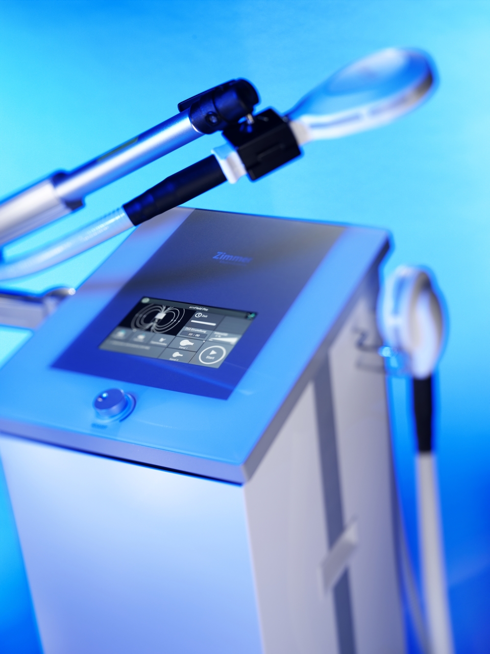 emFieldPro Gerät auf blaumen Hintergrund